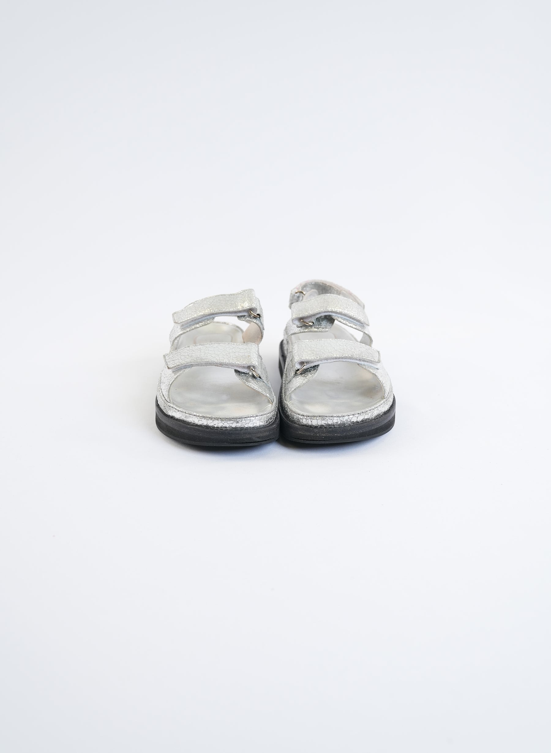 Sandales Chanel argentées métallisées à motif CC Dad