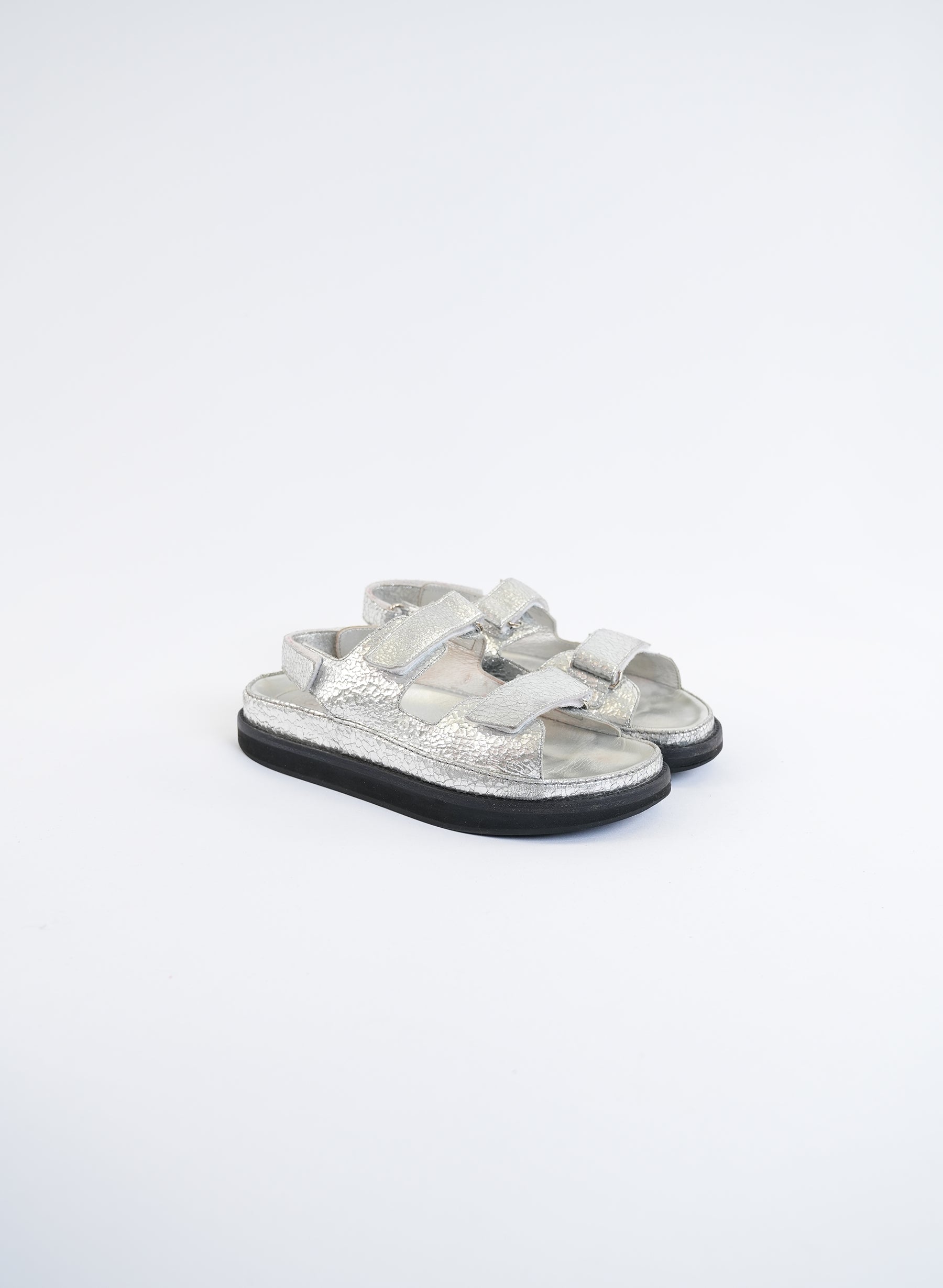 Sandales Chanel argentées métallisées à motif CC Dad