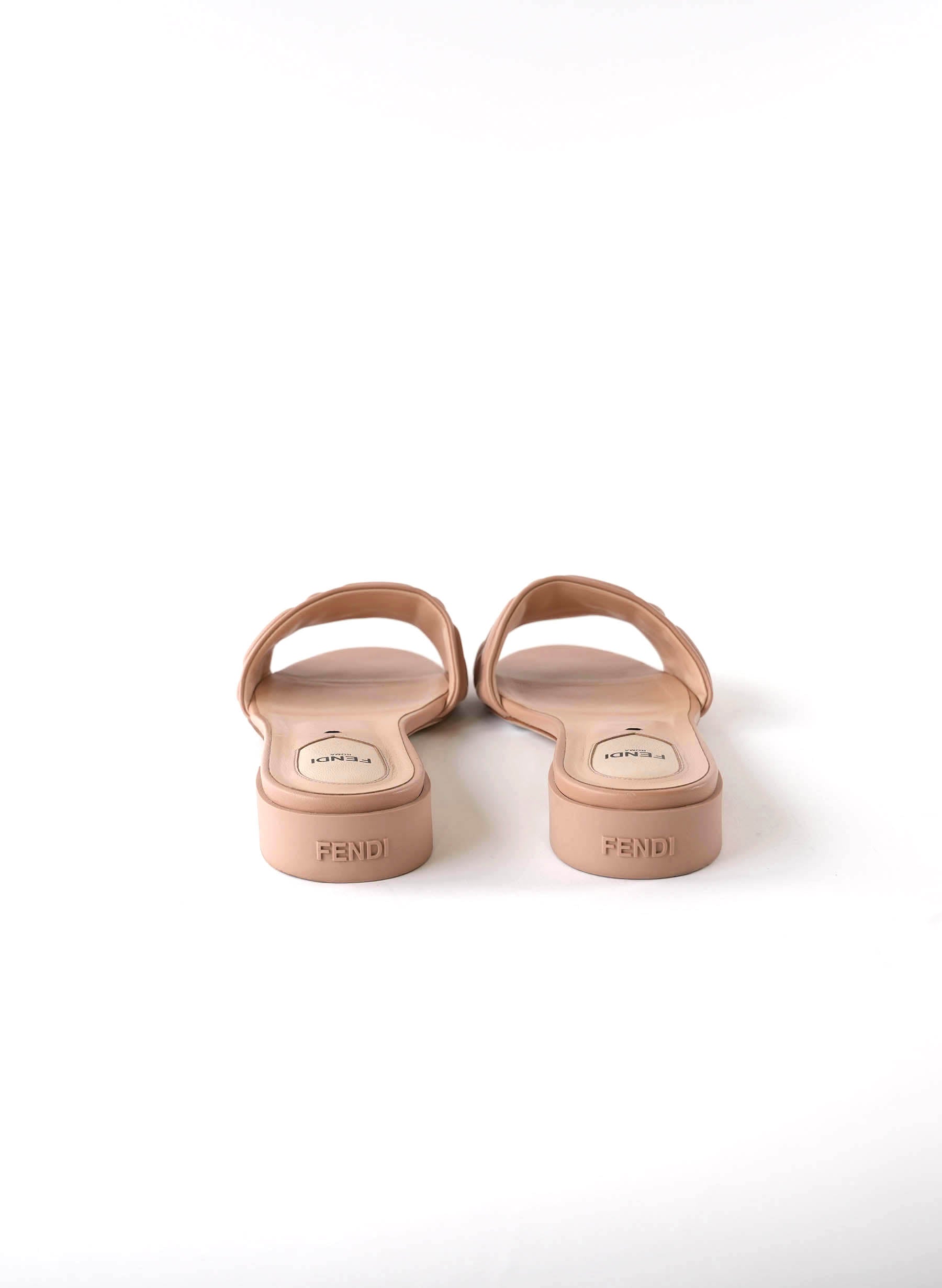 Sandale Fendi FF en cuir embossé