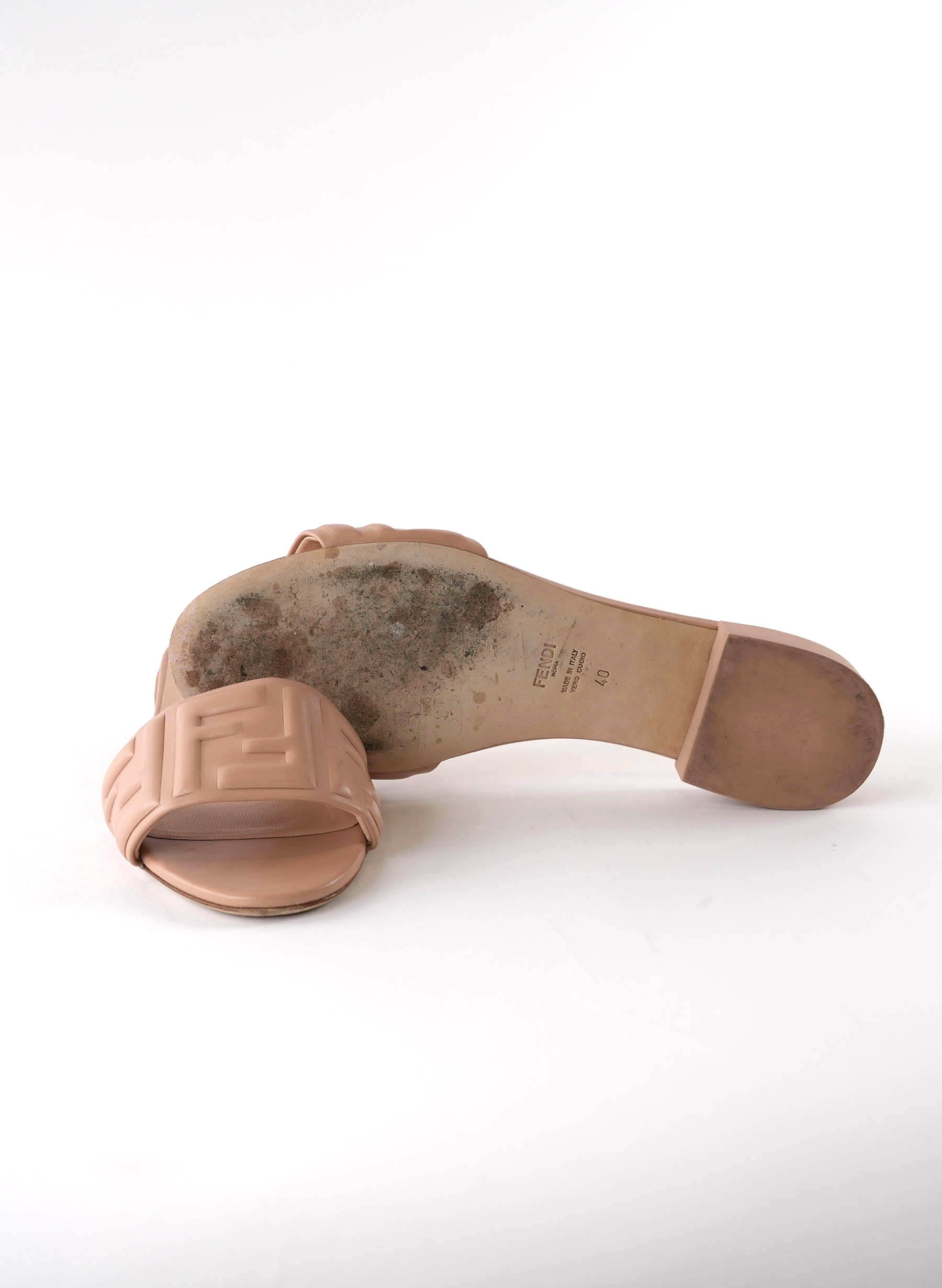 Sandale Fendi FF en cuir embossé