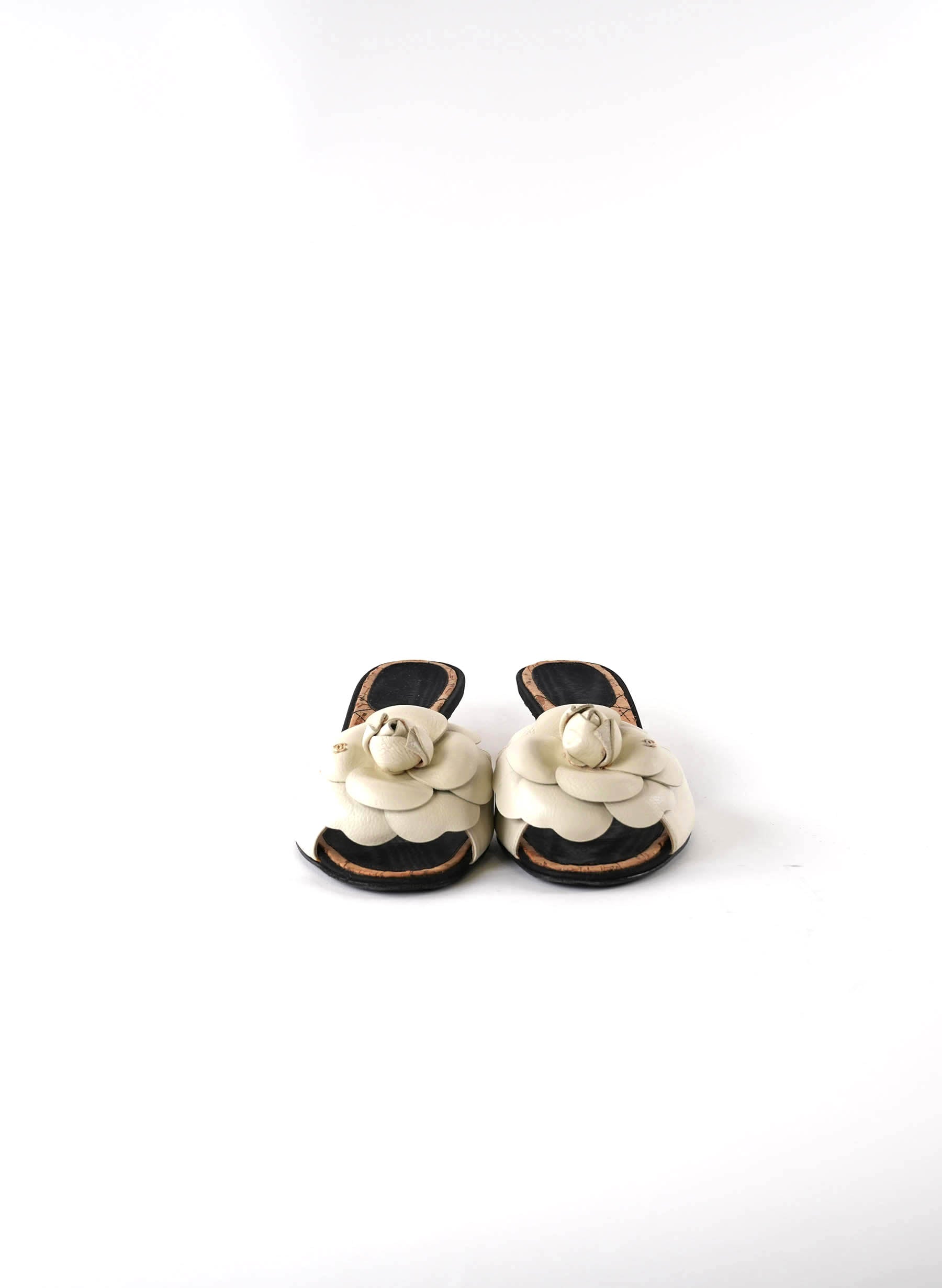 Escarpins Chanel Camélia en cuir à petits talons