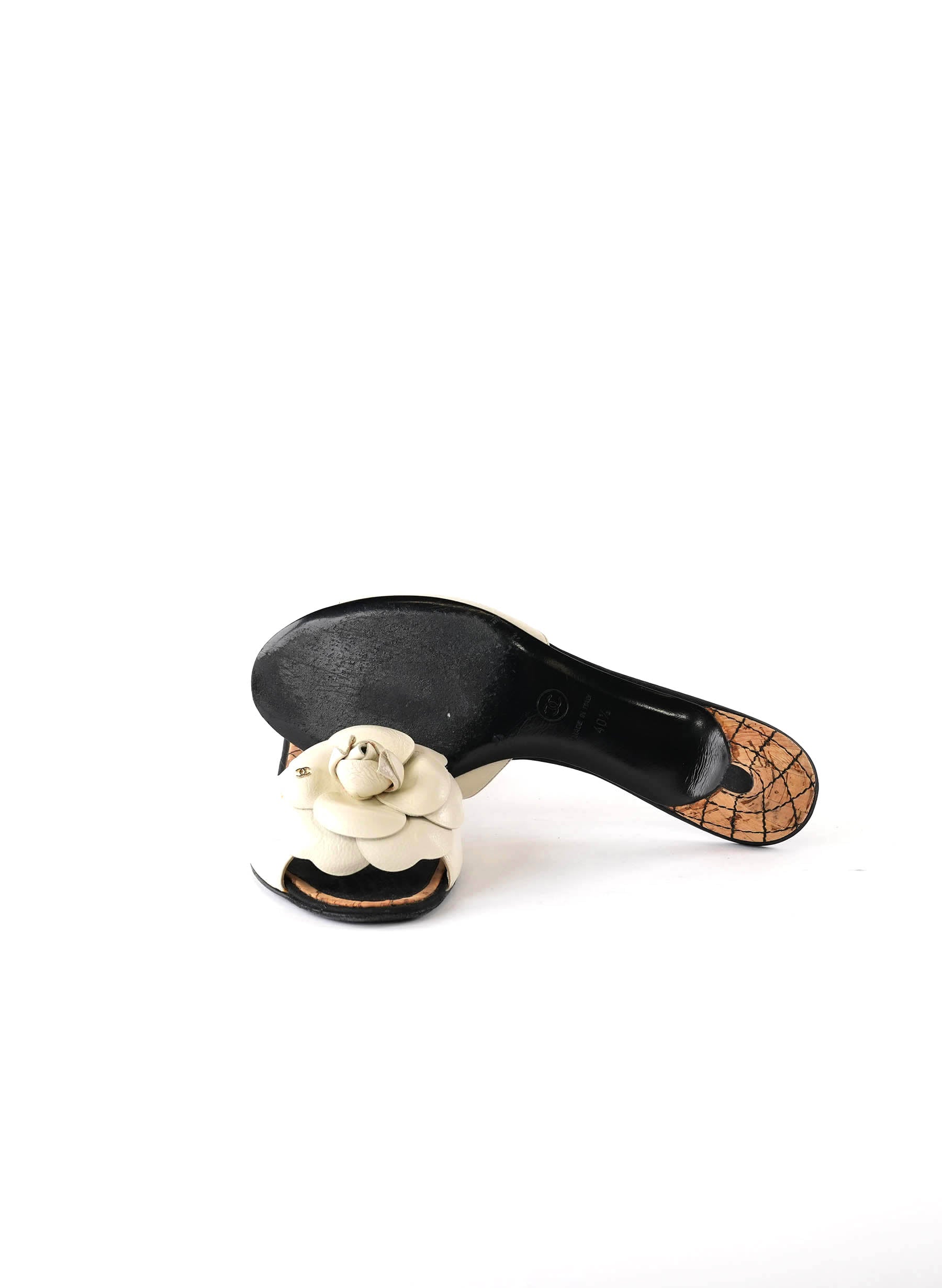 Escarpins Chanel Camélia en cuir à petits talons