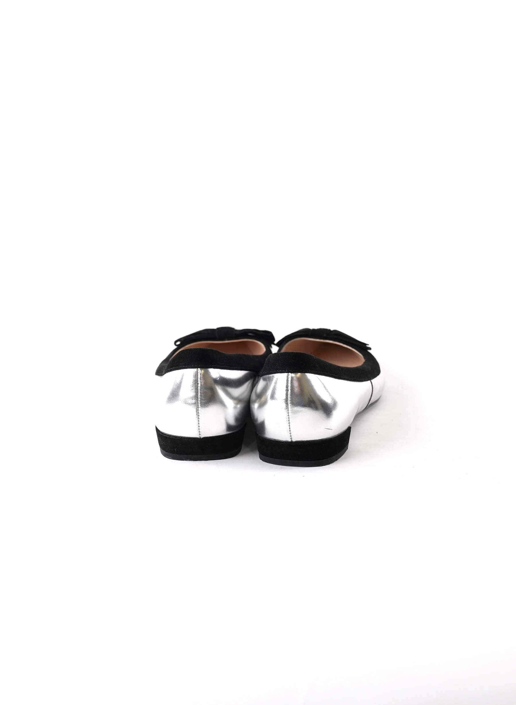 Ballerines Prada en cuir argenté métallisé à bout pointu et nœud, pointure 37,5