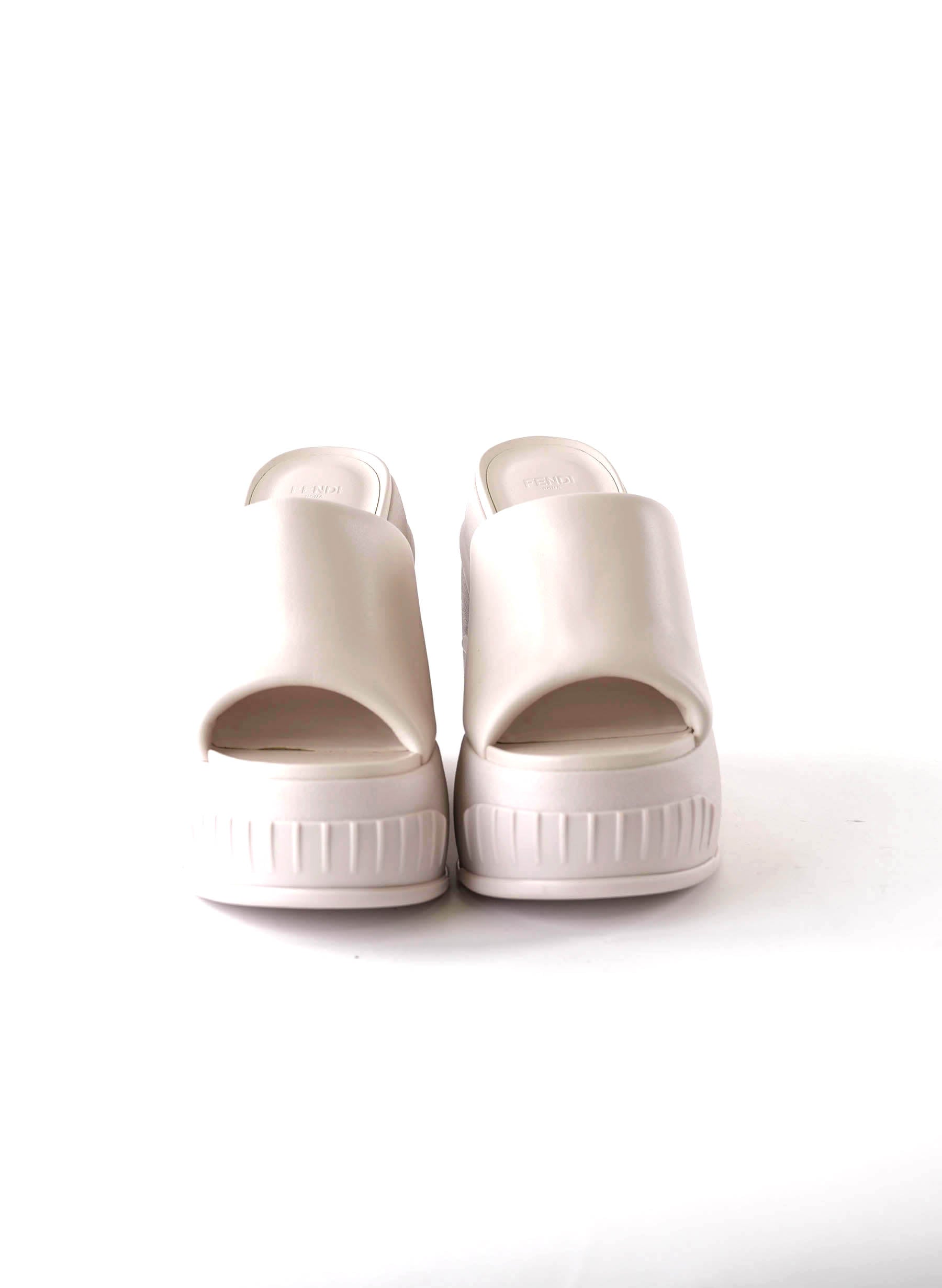 Sandales compensées en cuir Fendi couleur crème, pointure 40