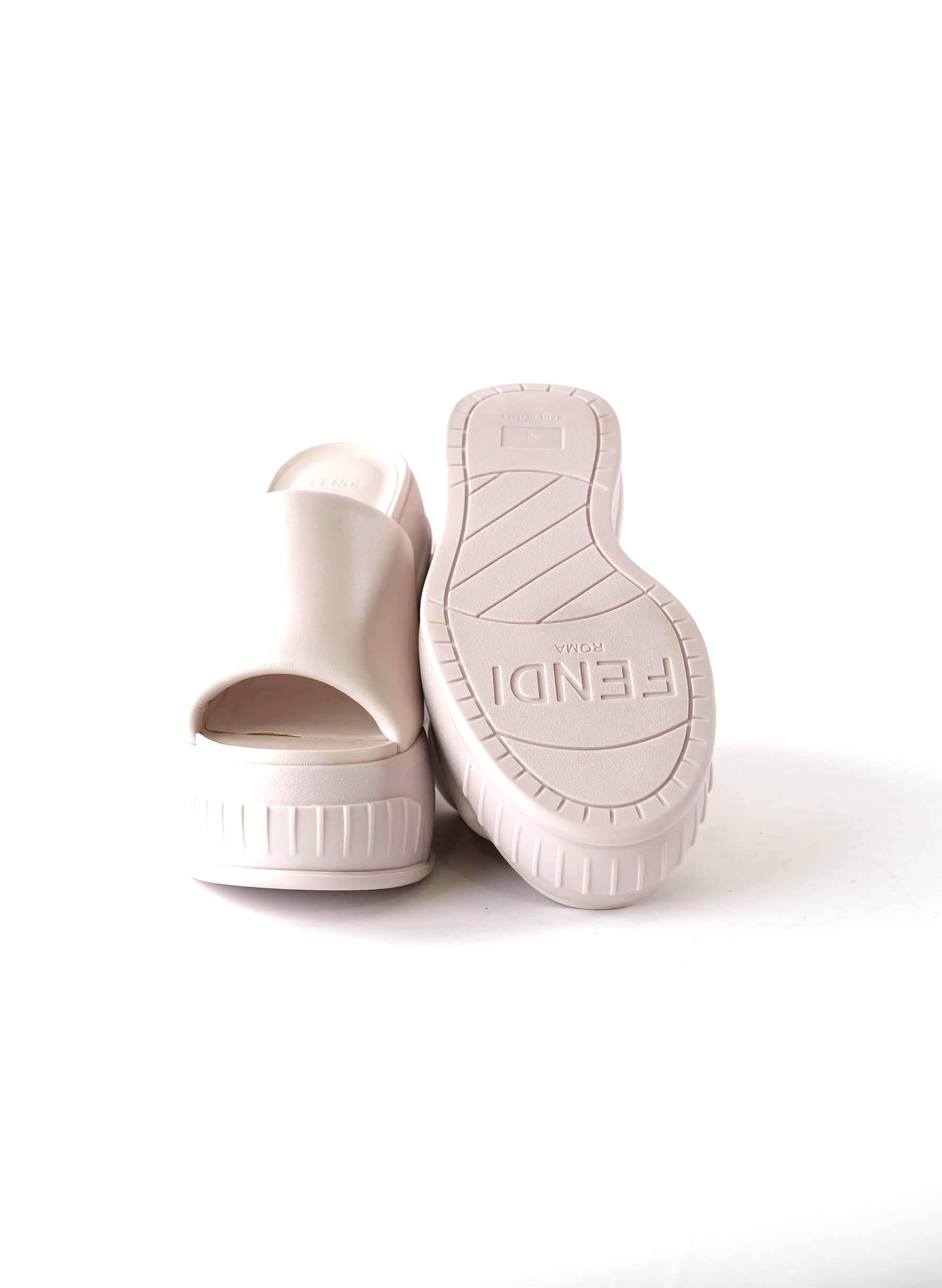 Sandales compensées en cuir Fendi couleur crème, pointure 40