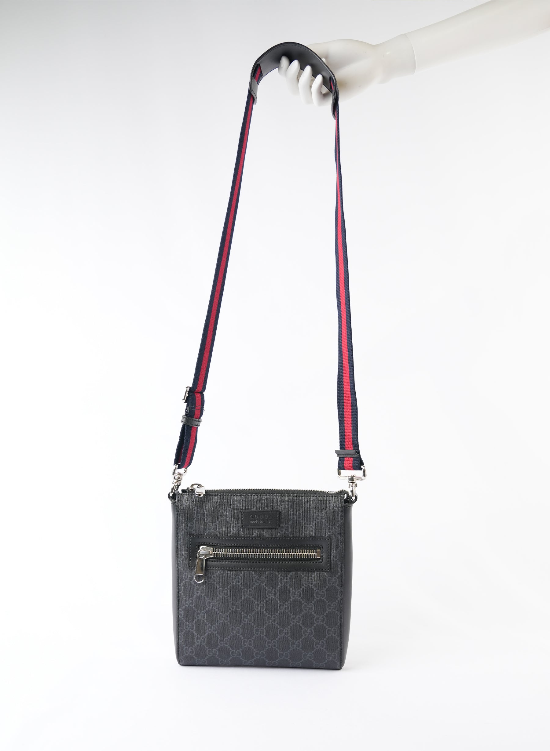 Sac messager plat Gucci GG Supreme Monogram Web petit format