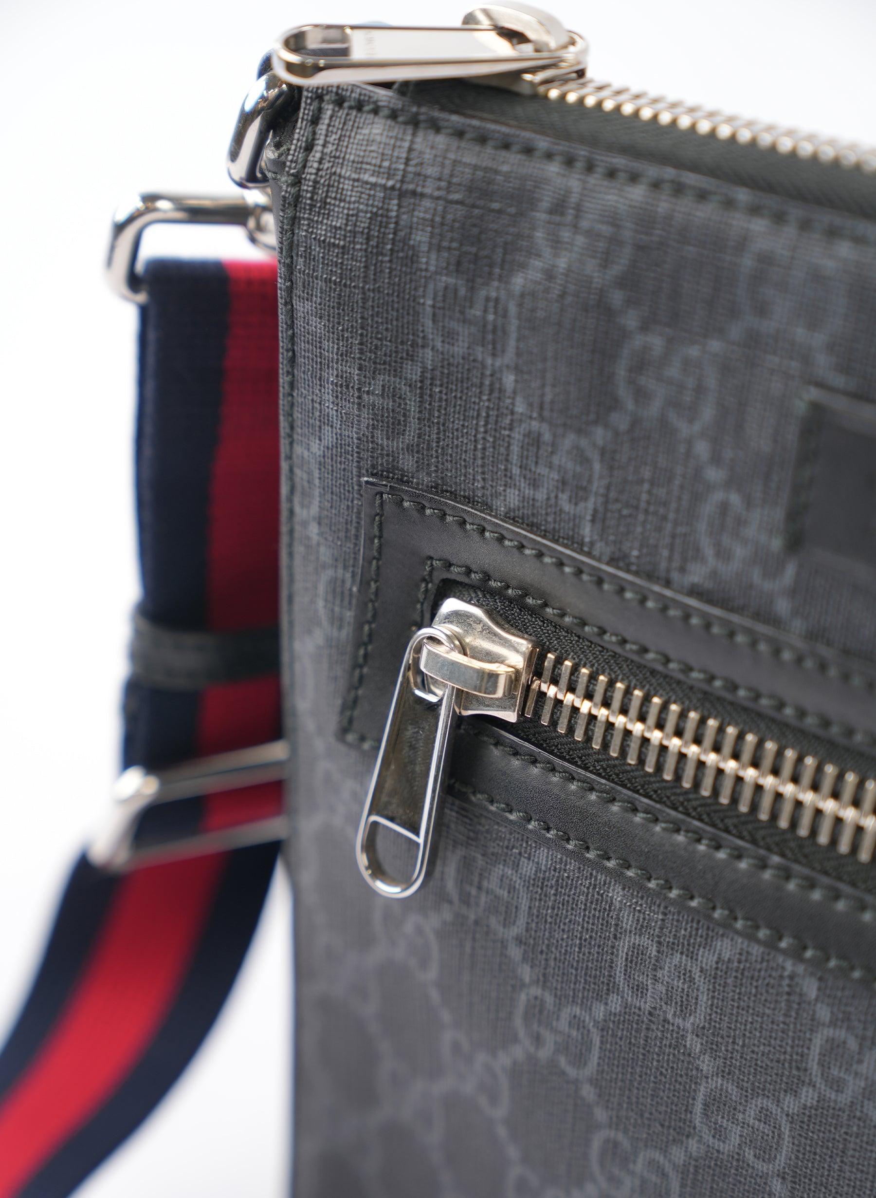 Sac messager plat Gucci GG Supreme Monogram Web petit format