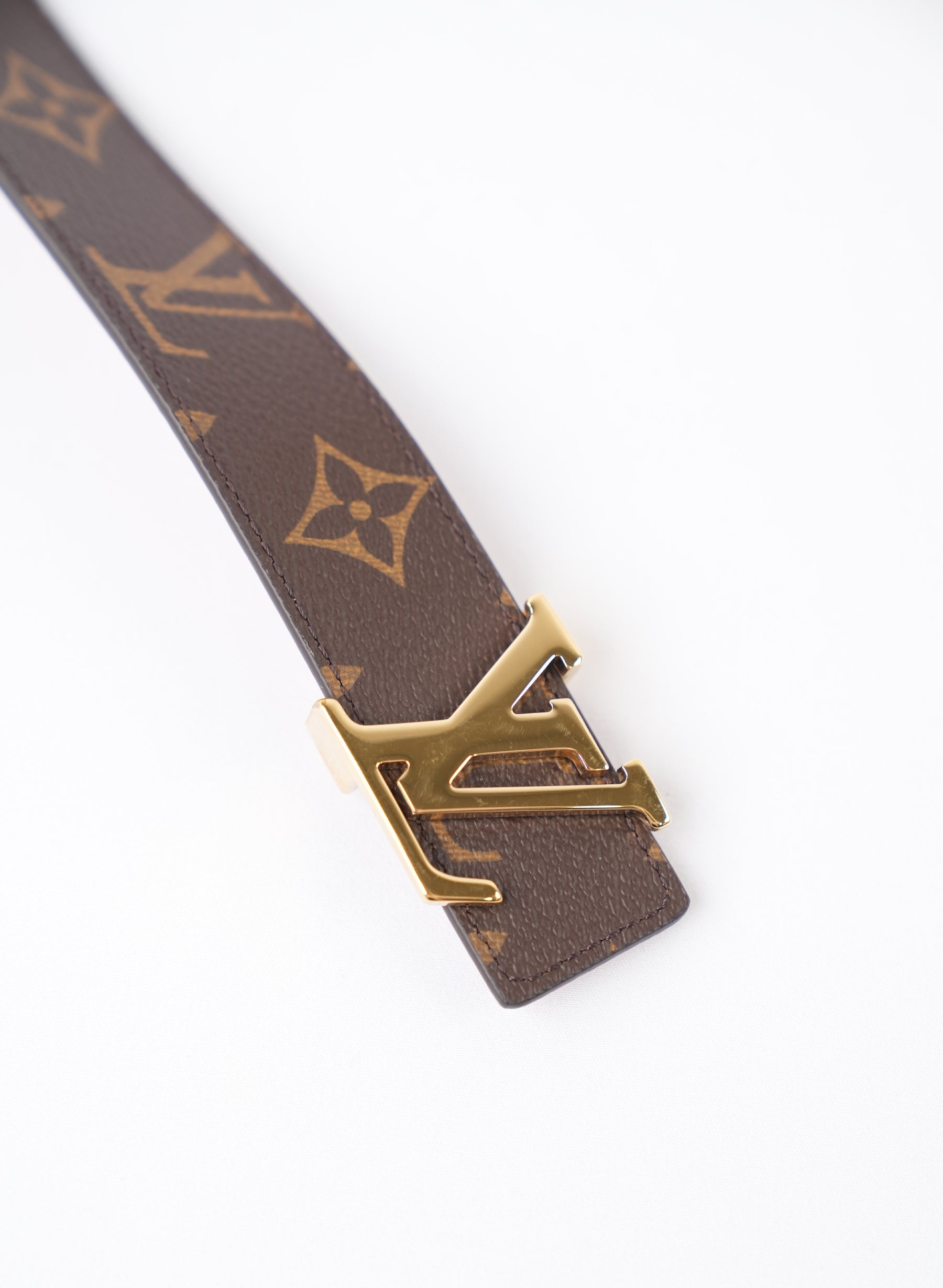 Ceinture réversible Louis Vuitton en cuir de veau monogrammé avec initiales LV