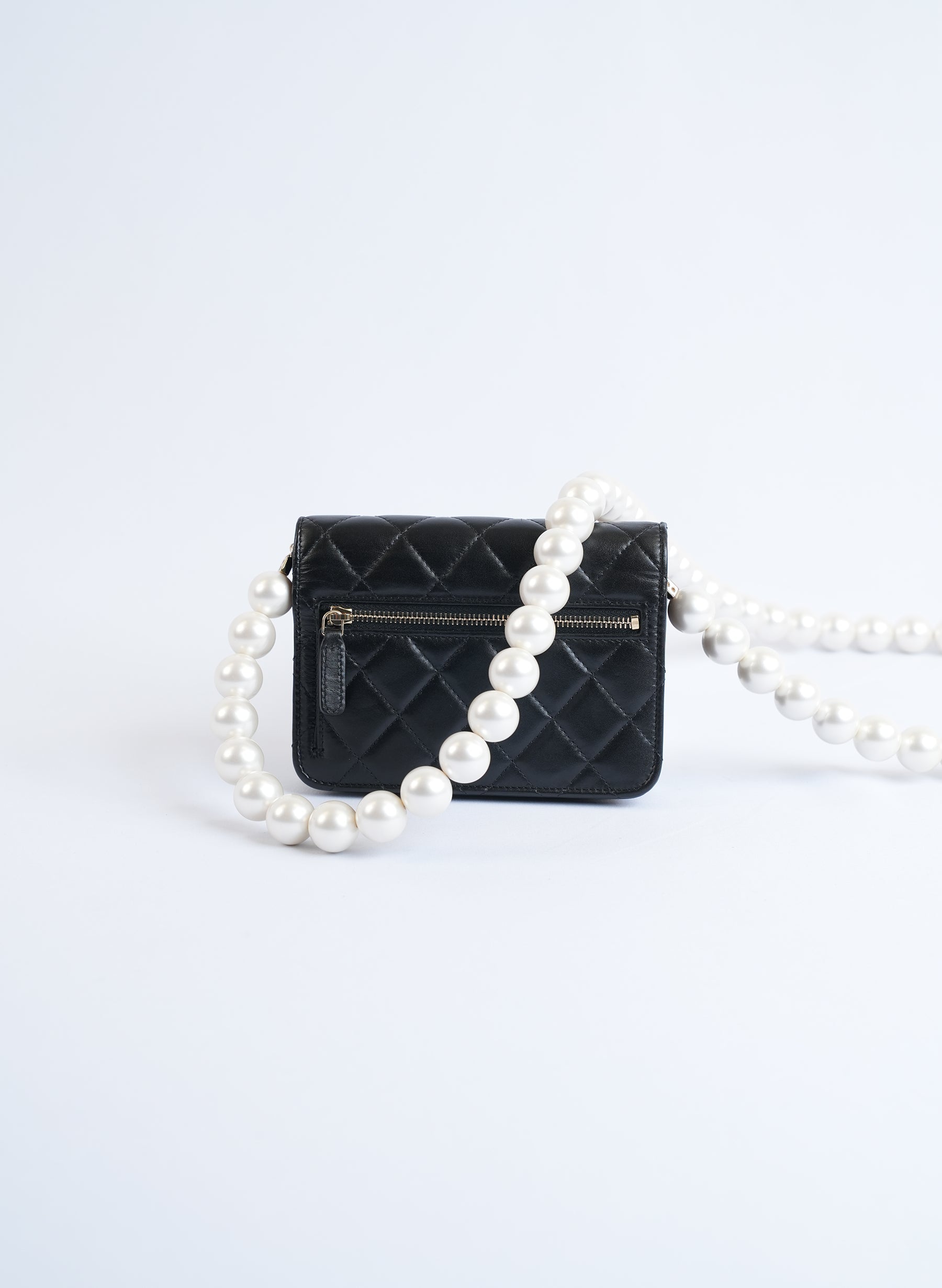 Portefeuille Chanel matelassé en perles avec chaîne
