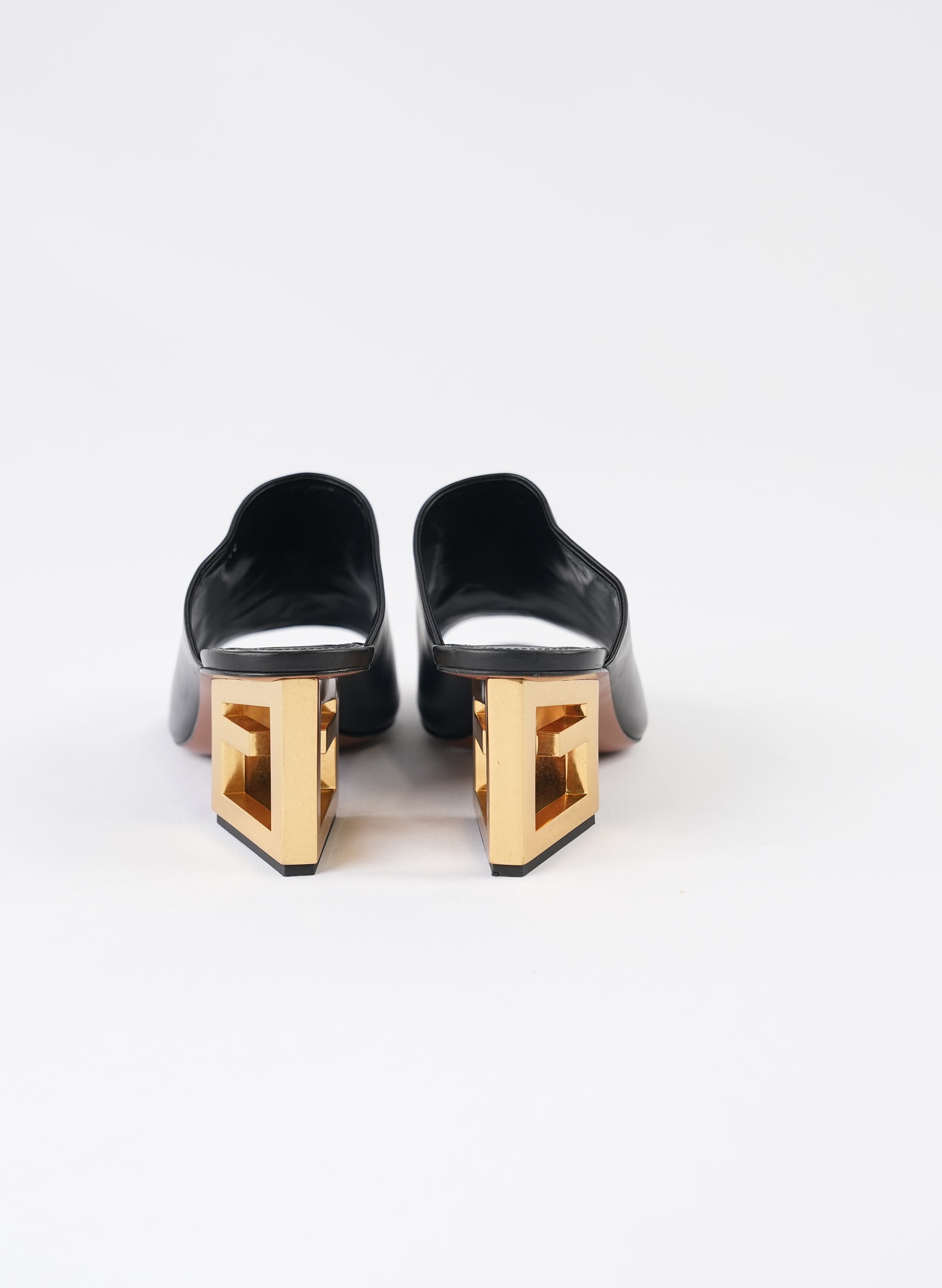 Mules triangulaires en cuir noir Givenchy