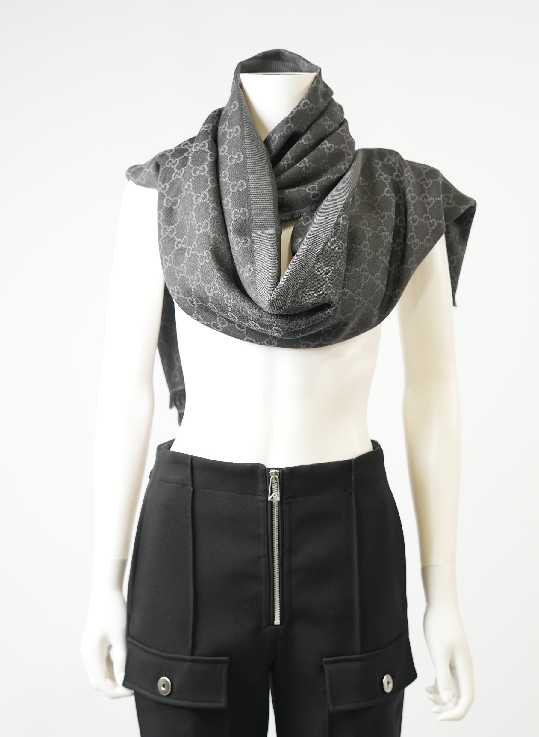 Écharpe Gucci en laine grise à motif GG Guccissima