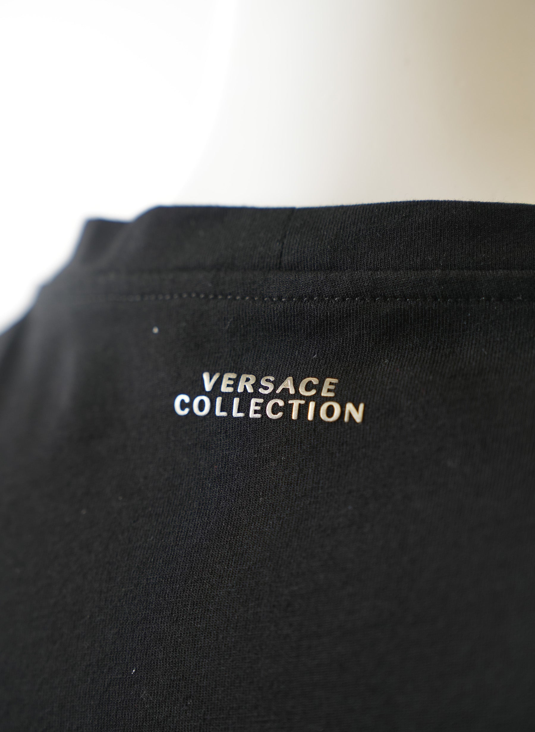 T-shirt Versace rose à imprimé baroque