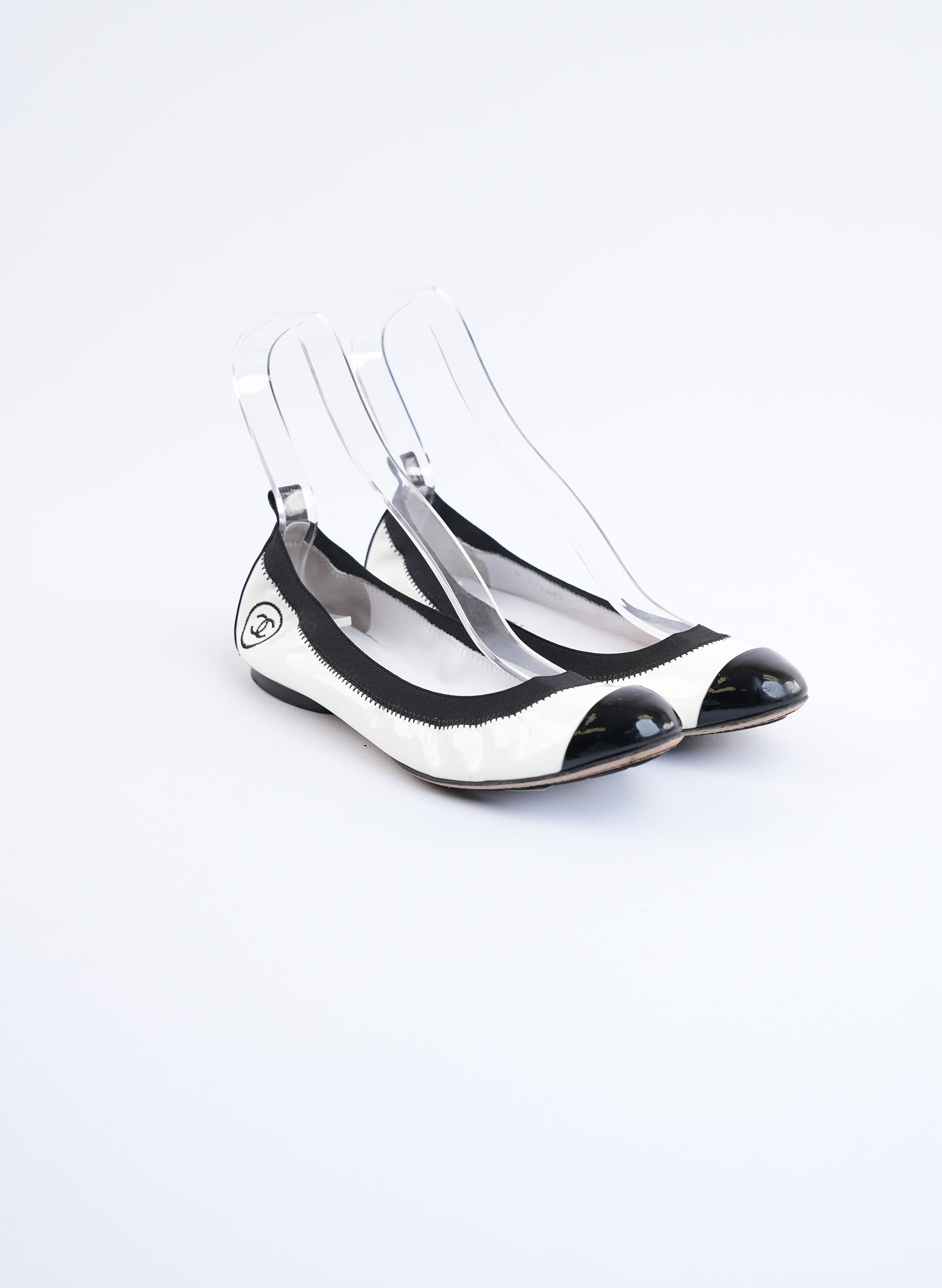 Ballerines Chanel en cuir verni noir et blanc