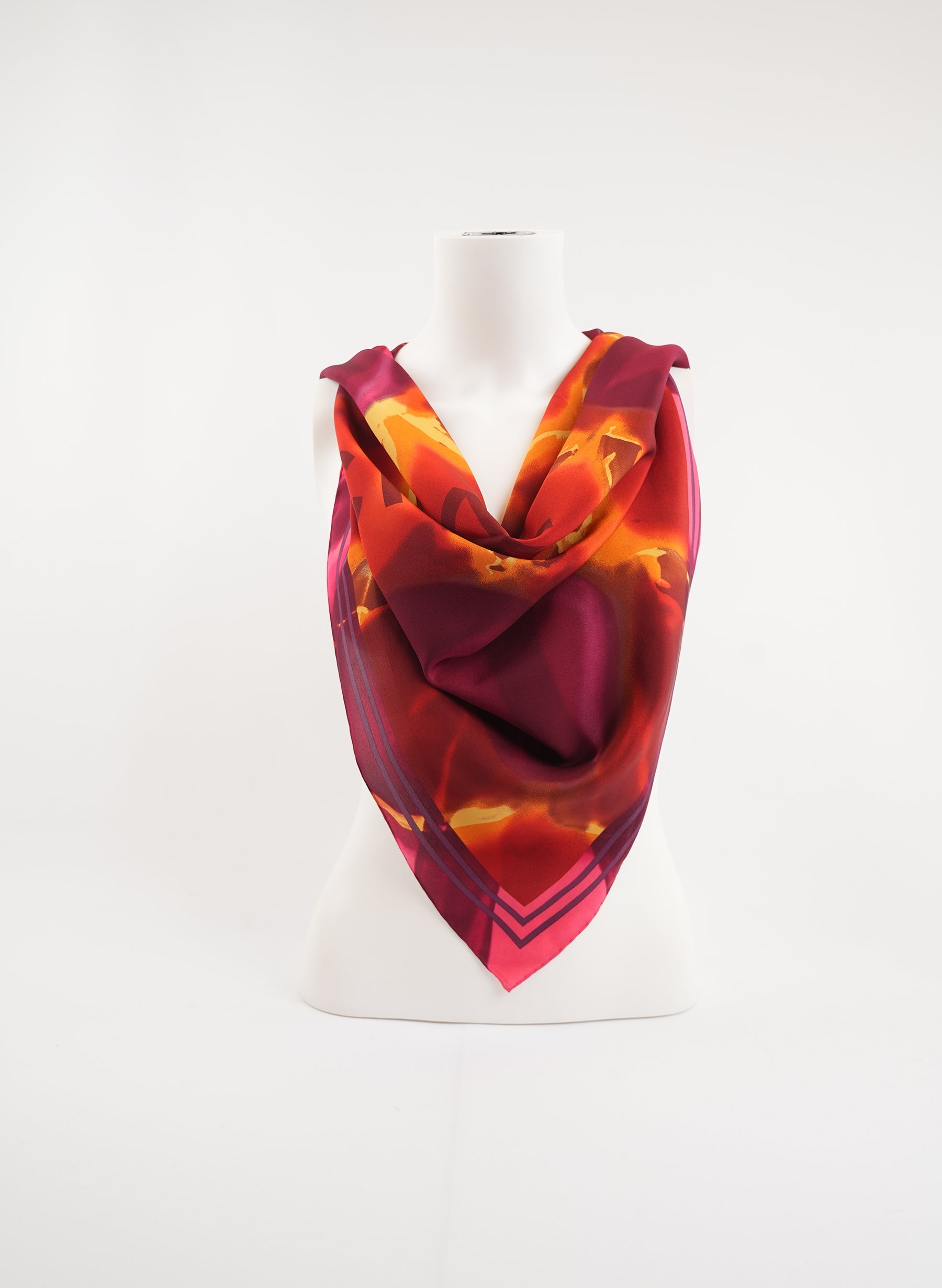 Écharpe en soie imprimée Chanel Hane