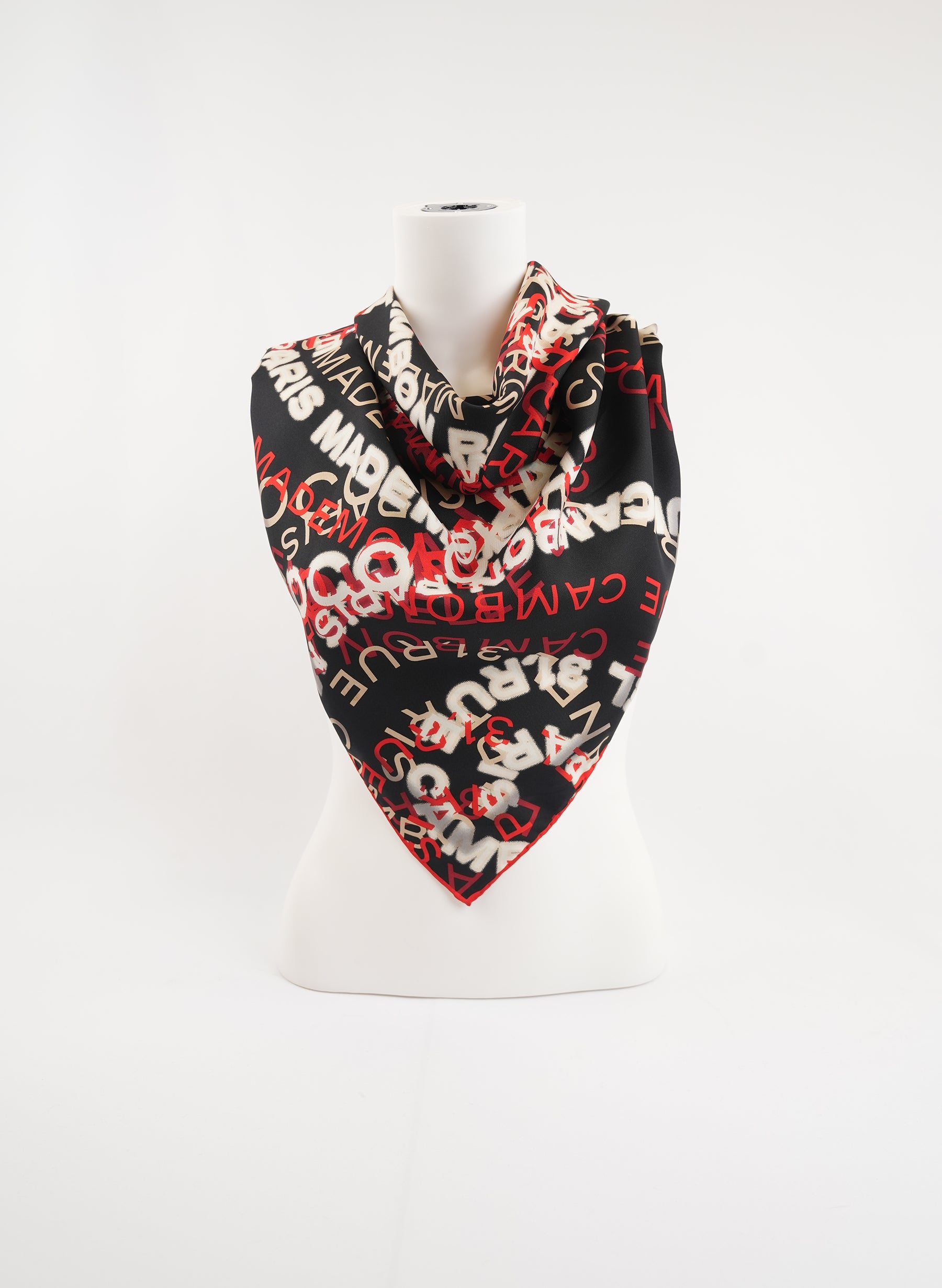 Écharpe Chanel en soie imprimée