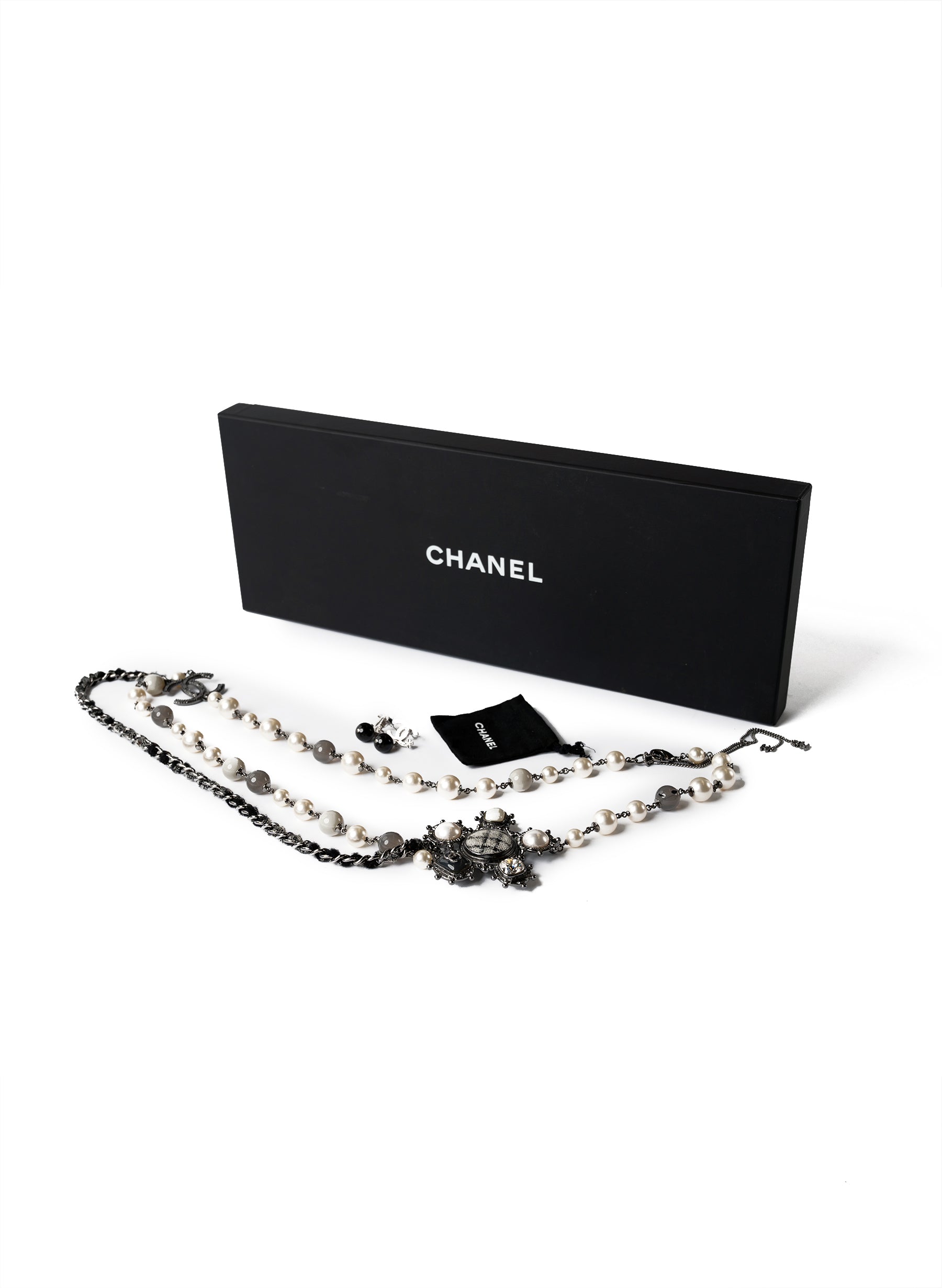 Ensemble Chanel boucles d'oreilles CC et collier de perles fantaisie