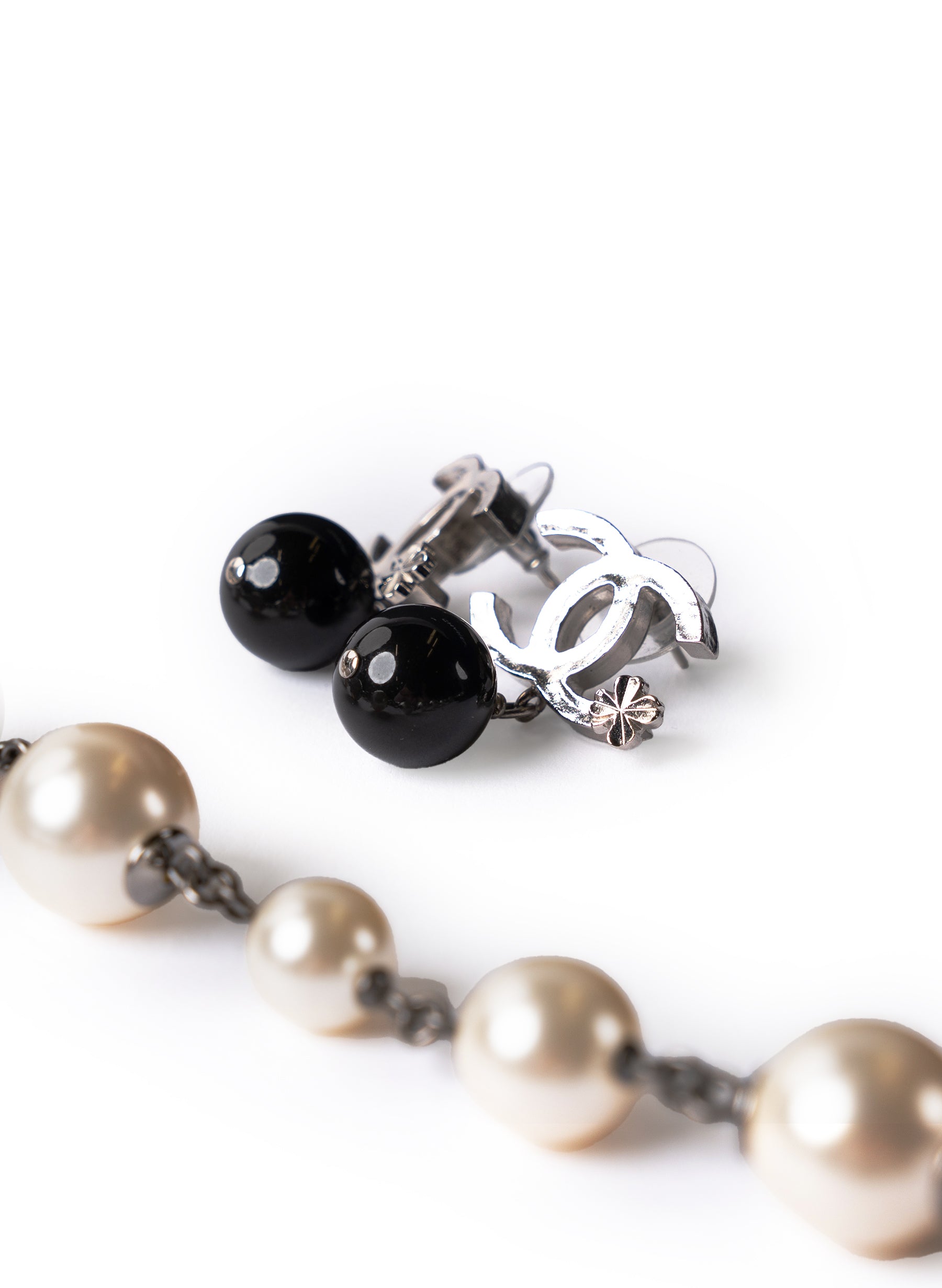 Ensemble Chanel boucles d'oreilles CC et collier de perles fantaisie