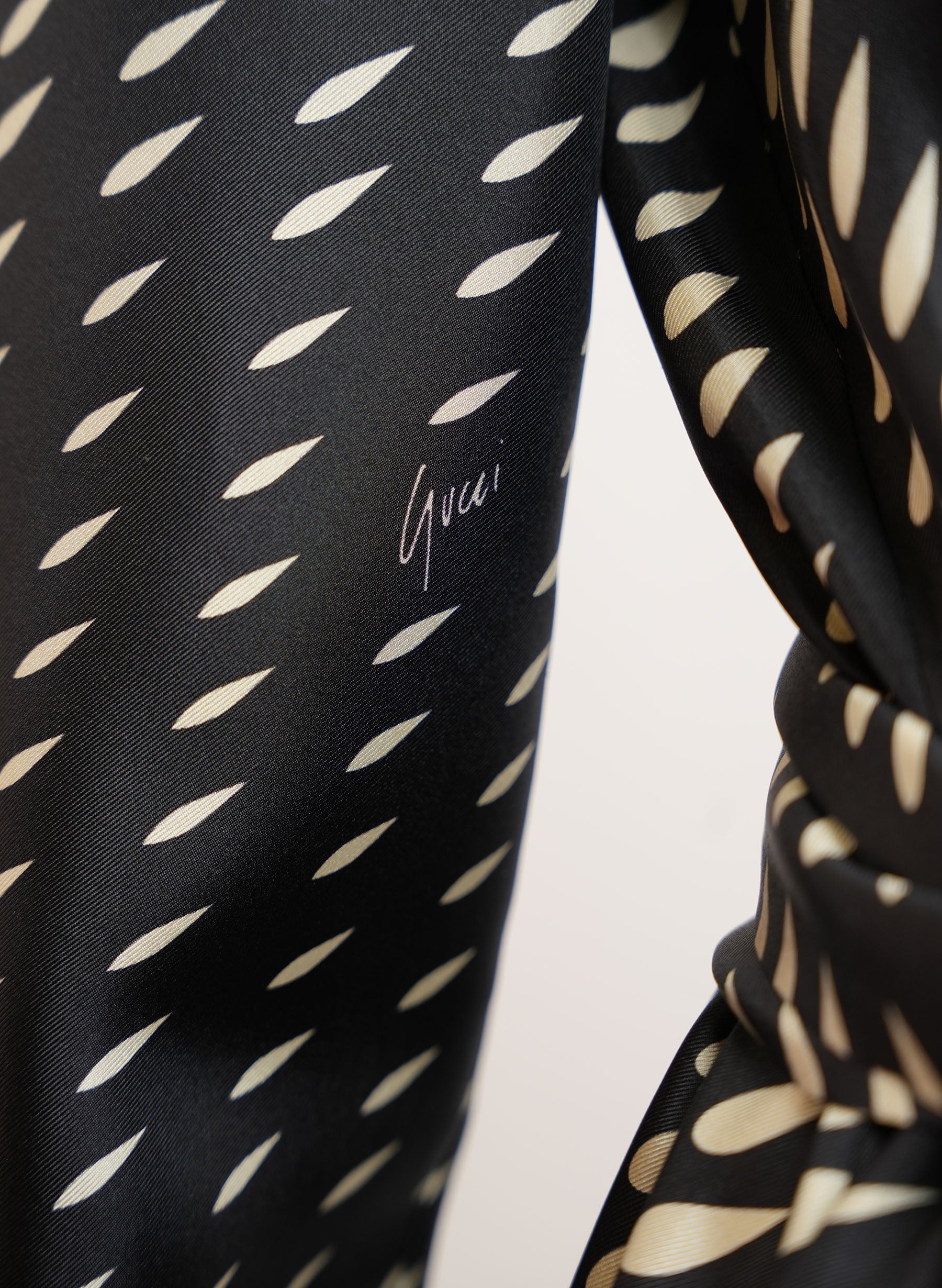 Robe portefeuille ceinturée avec foulard en soie Gucci