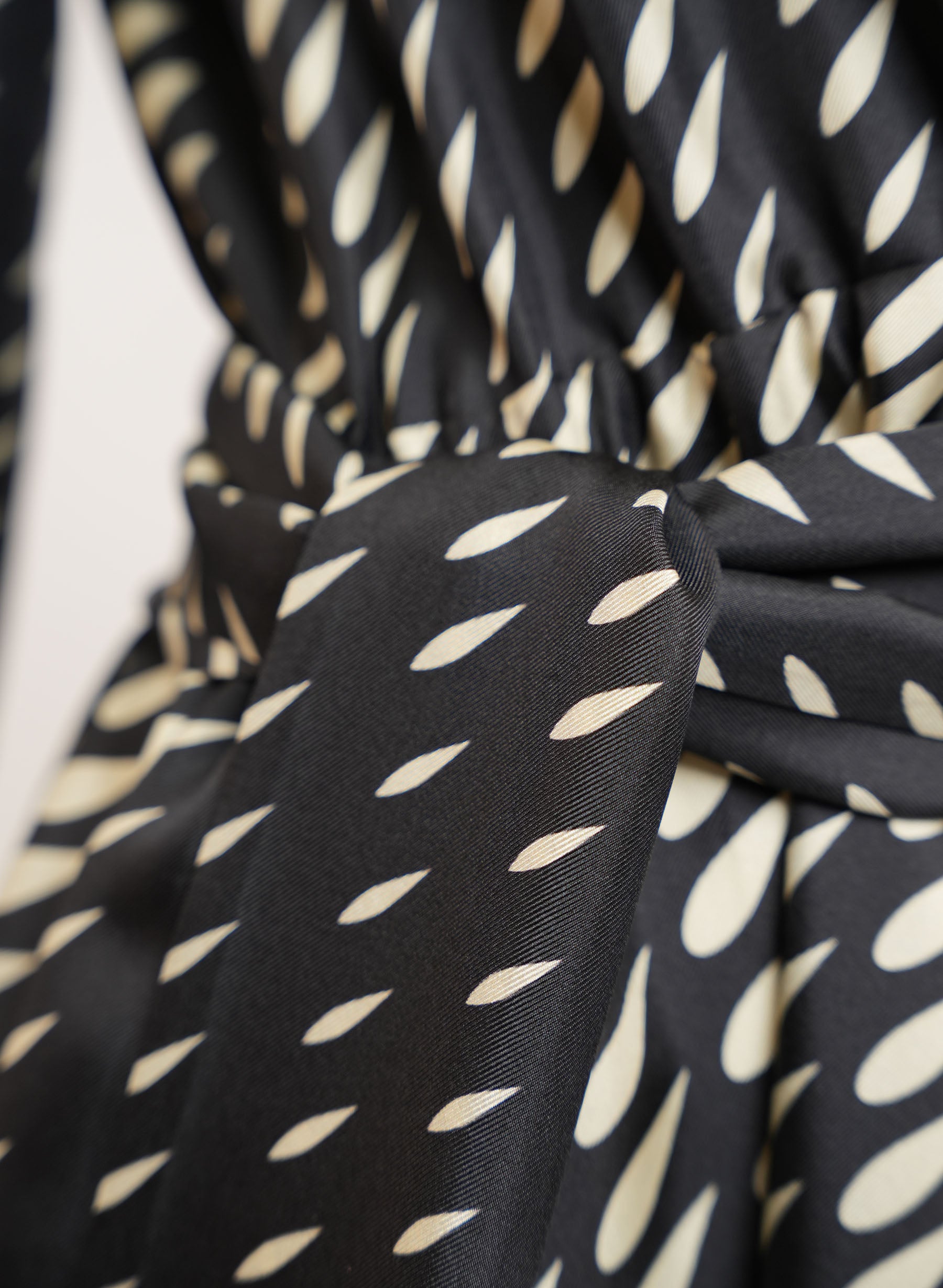 Robe portefeuille ceinturée avec foulard en soie Gucci