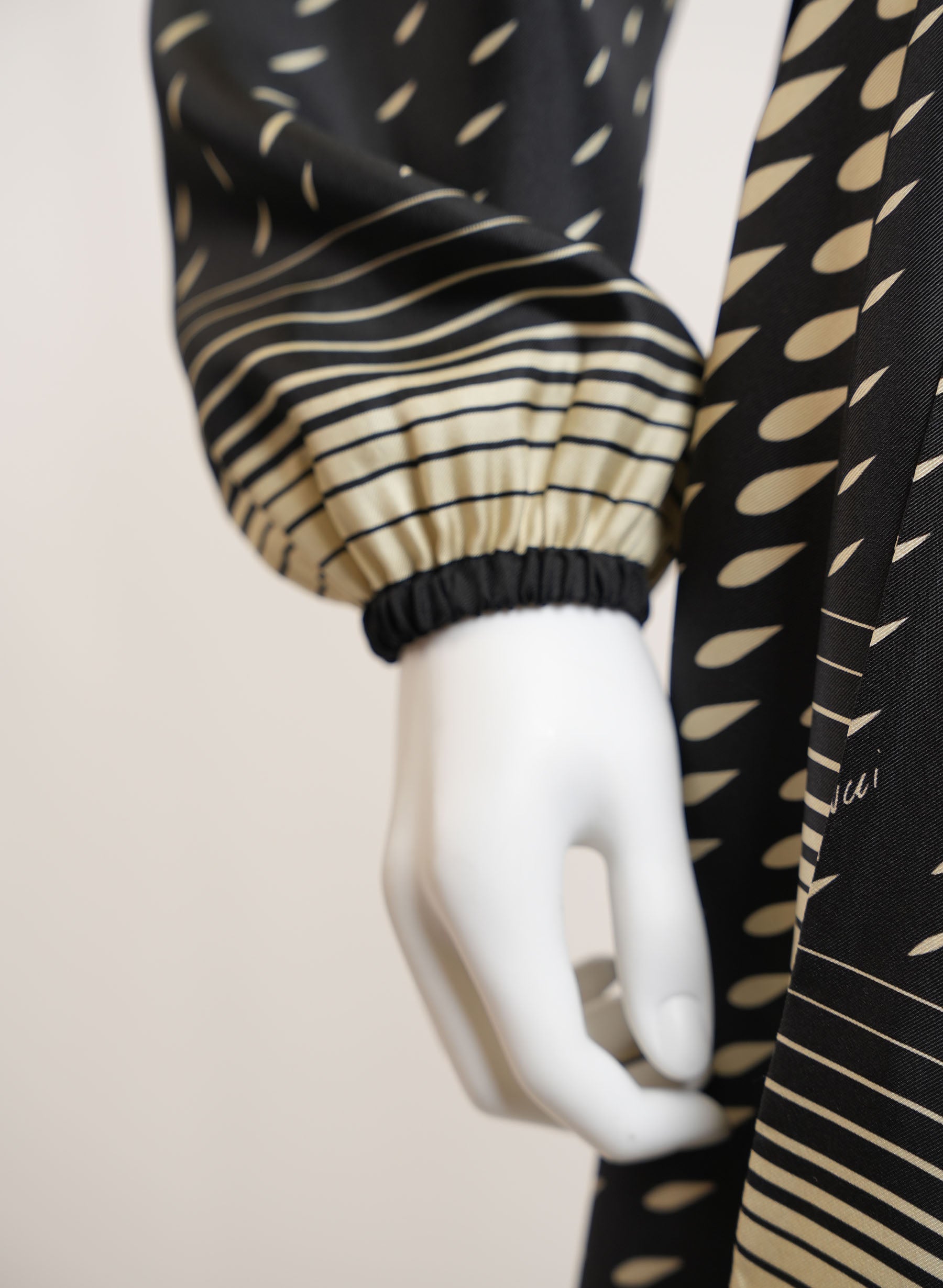 Robe portefeuille ceinturée avec foulard en soie Gucci