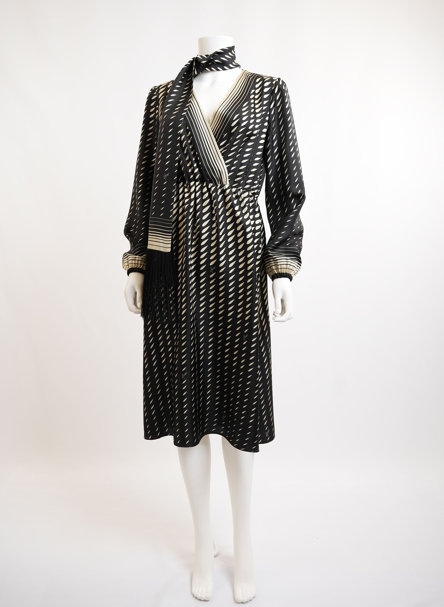 Robe portefeuille ceinturée avec foulard en soie Gucci