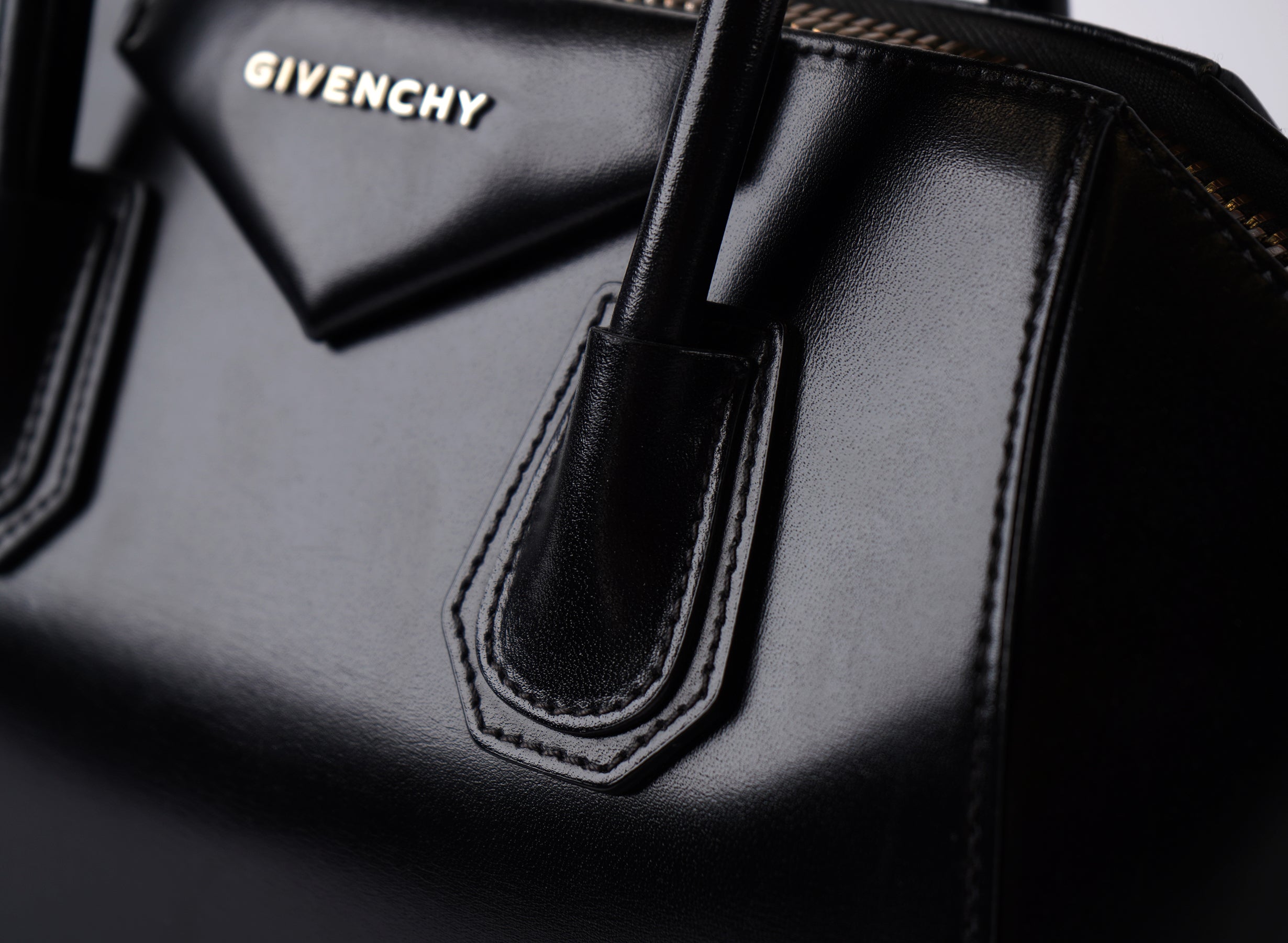 Sac Givenchy Antigona moyen en cuir de veau Shiny Lord