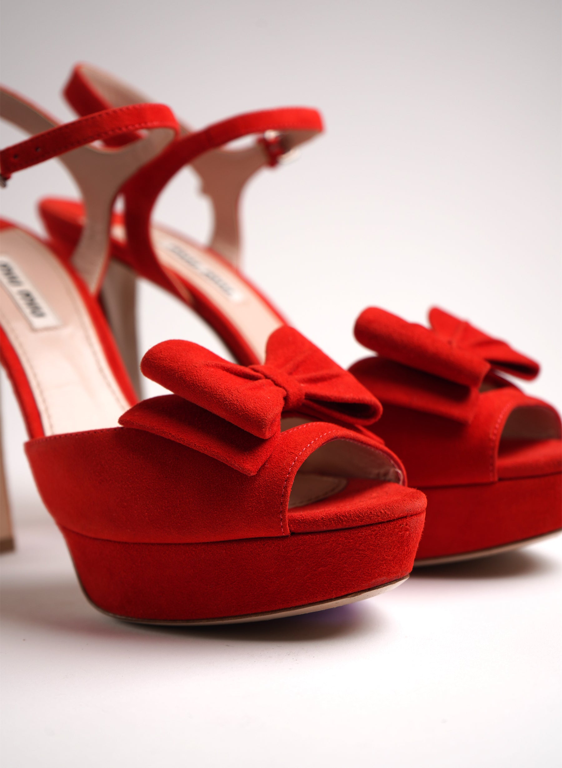 Sandales Miu Miu en daim à nœud et bout ouvert, plateforme et bride arrière