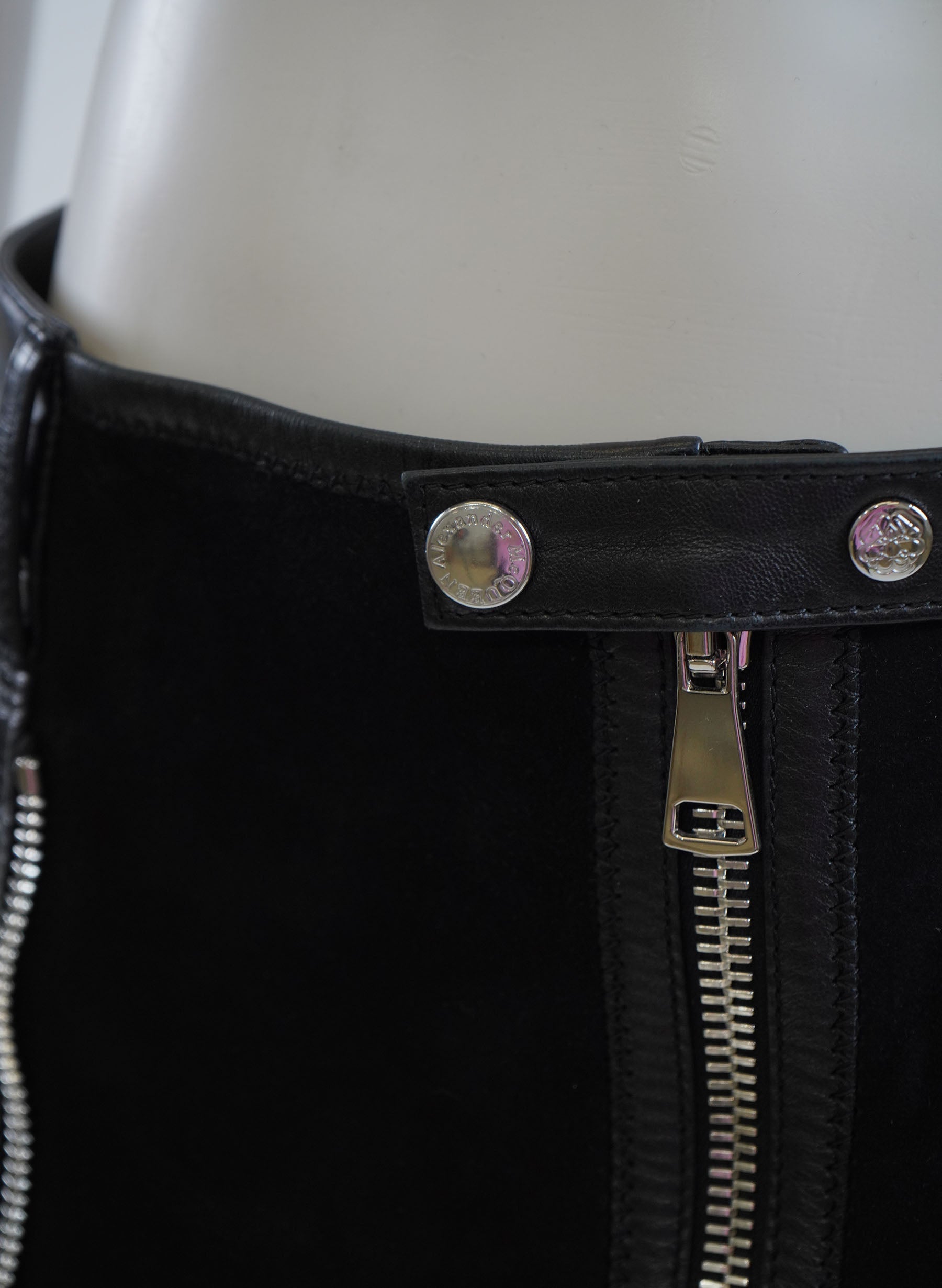 Pantalon en cuir à fermeture éclair principale Alexander McQueen