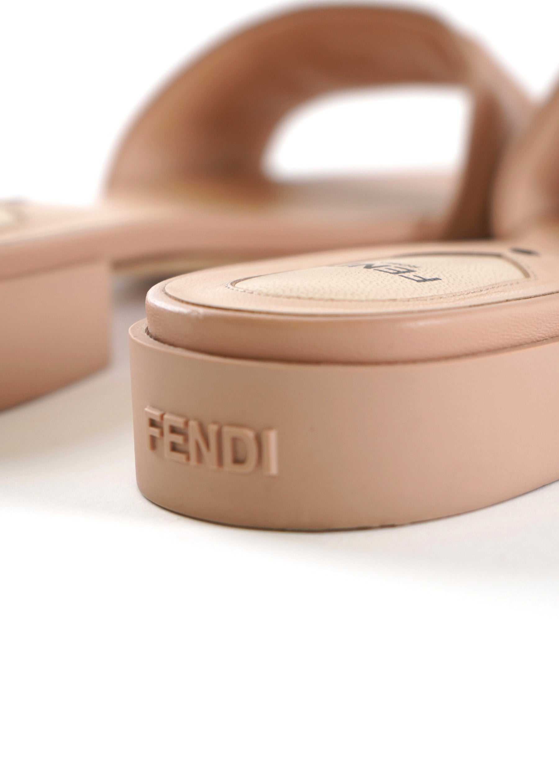 Sandale Fendi FF en cuir embossé