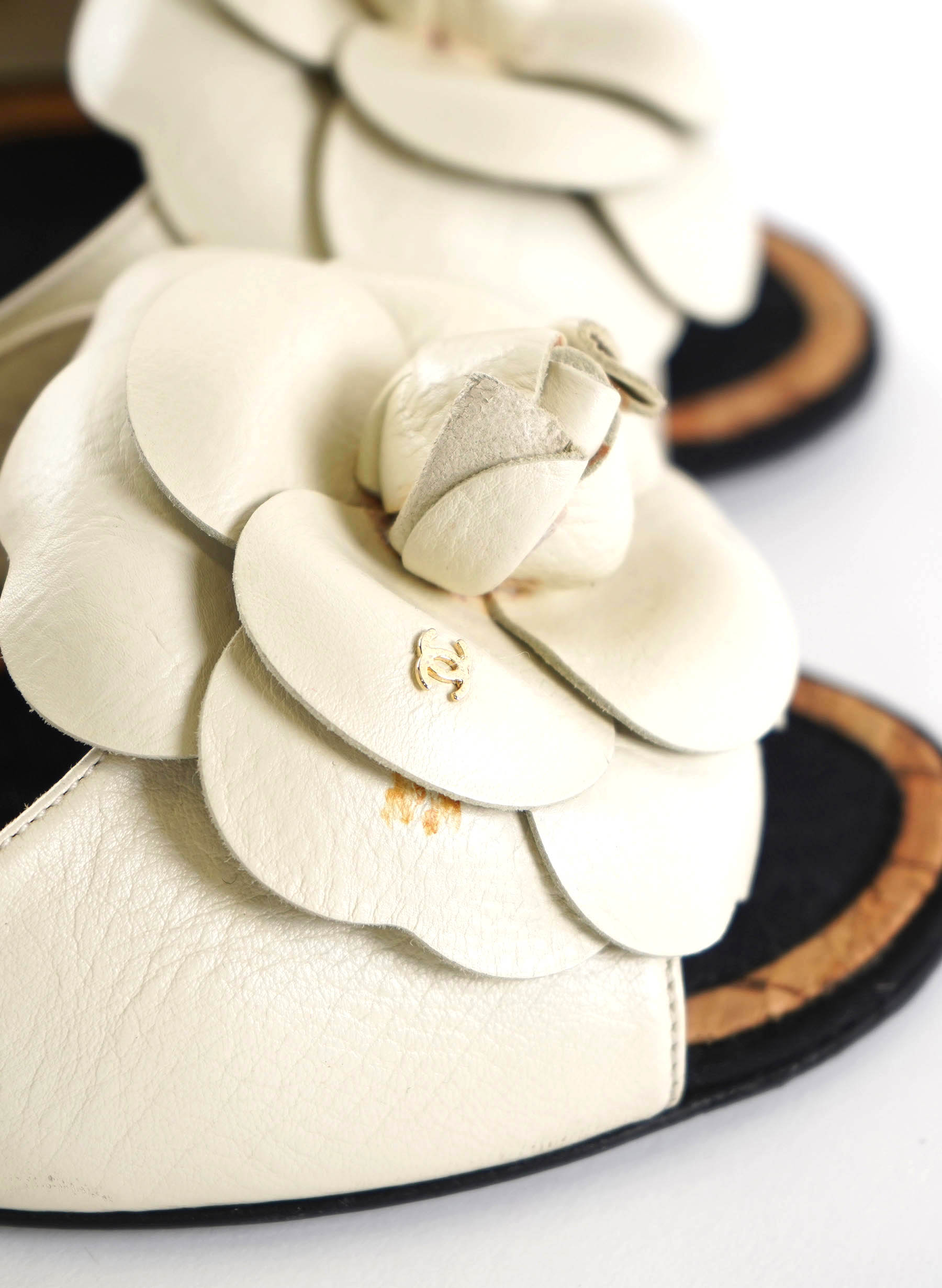 Escarpins Chanel Camélia en cuir à petits talons