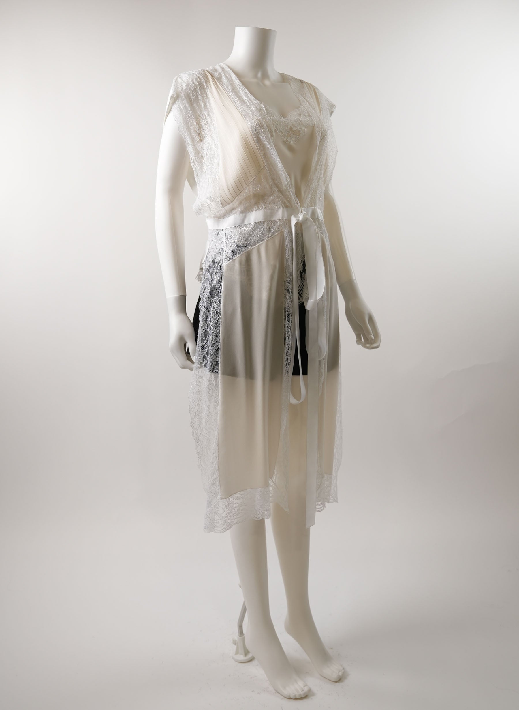 Défilé Givenchy Printemps/Été 2016 - Gilet et chemisier de mariée en dentelle