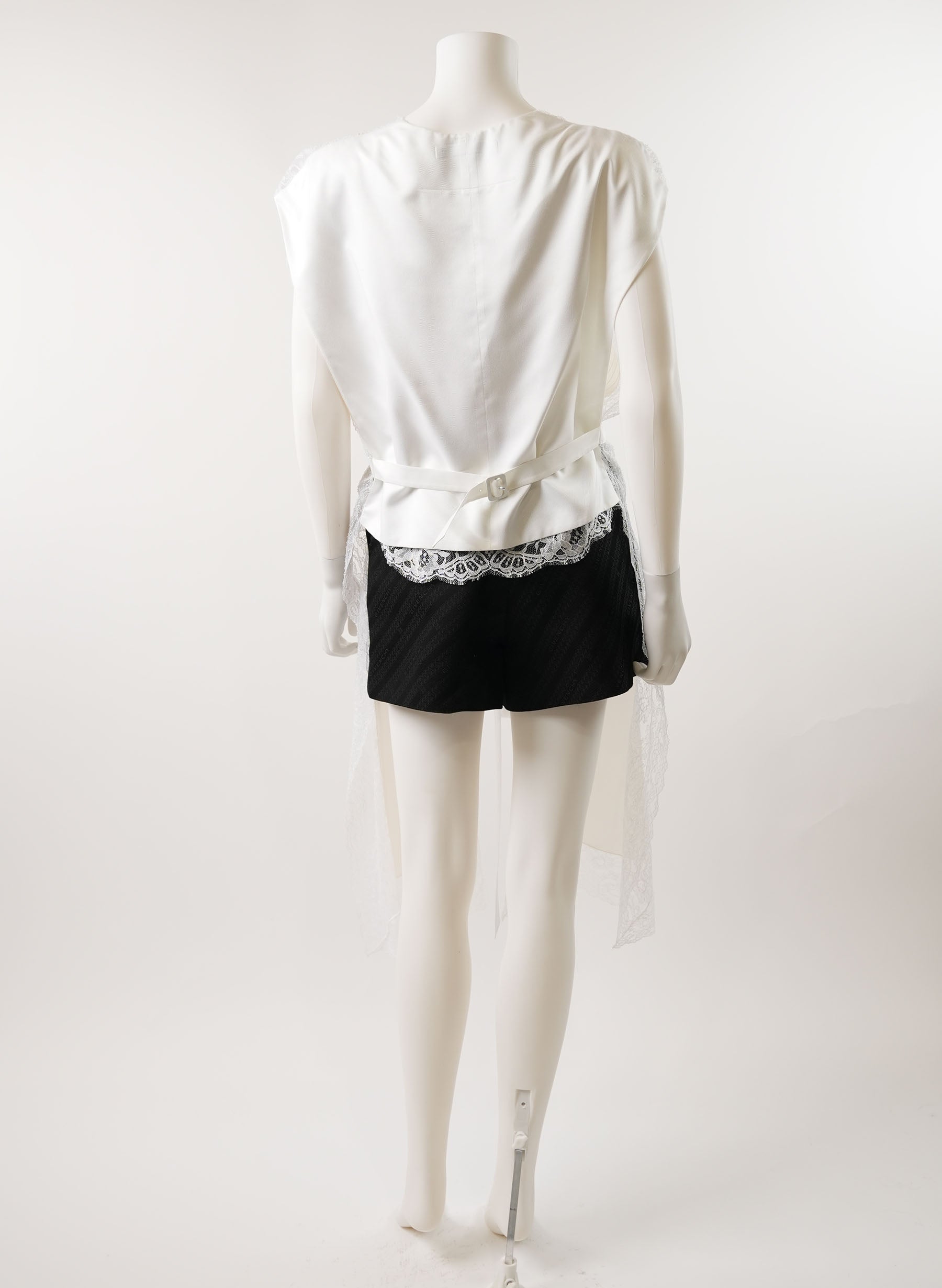 Défilé Givenchy Printemps/Été 2016 - Gilet et chemisier de mariée en dentelle