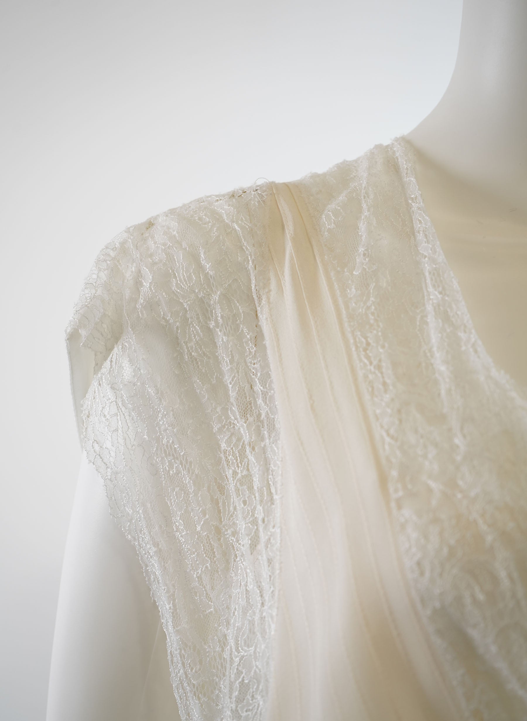 Défilé Givenchy Printemps/Été 2016 - Gilet et chemisier de mariée en dentelle