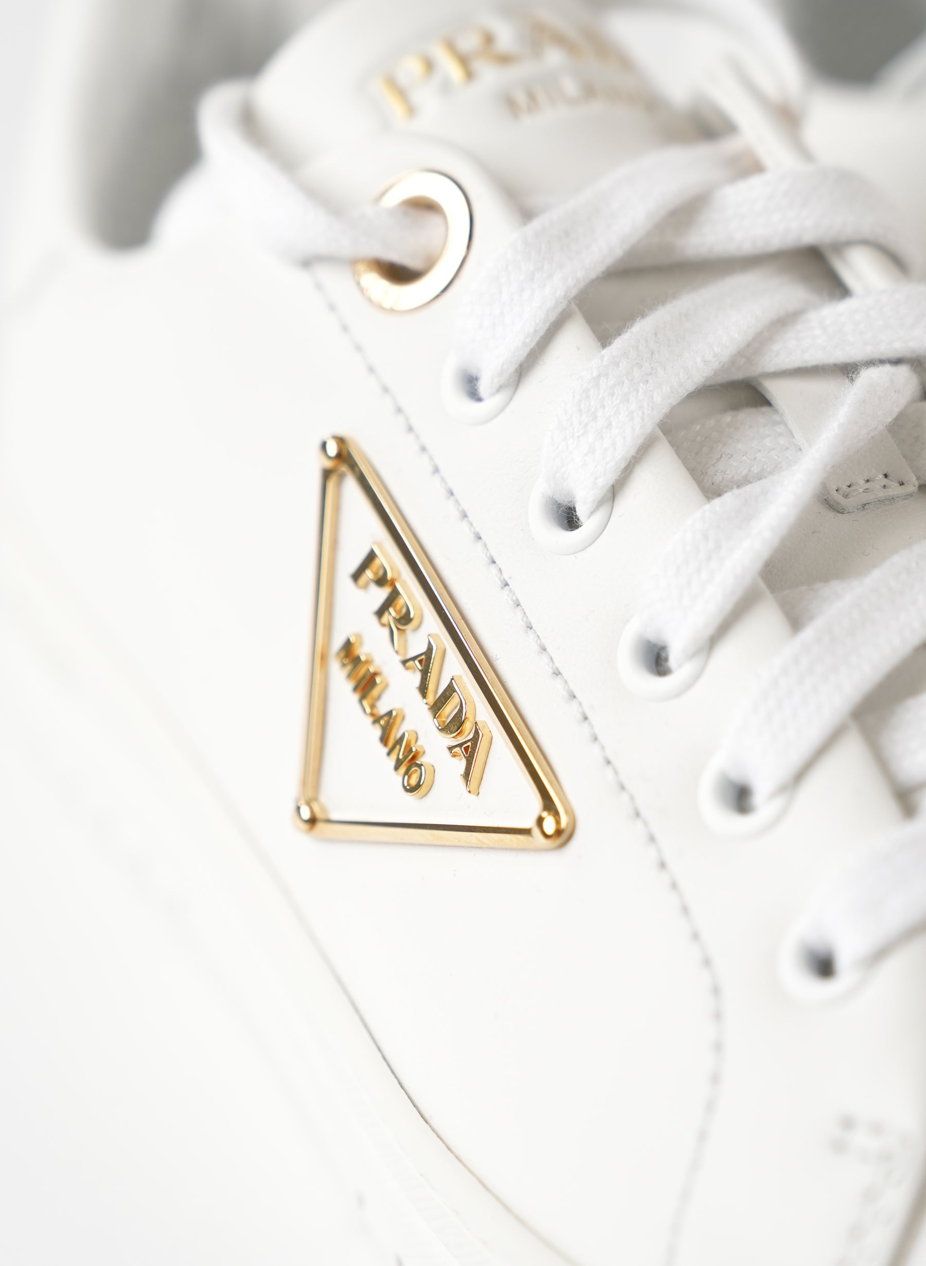 Prada Logo-Detailed Leather Low-Top Sneakers